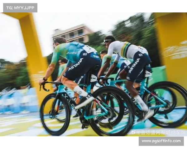 苏浩钰亮相喜德盛-阿斯塔纳车队全家福，中国车手亮相世巡赛舞台